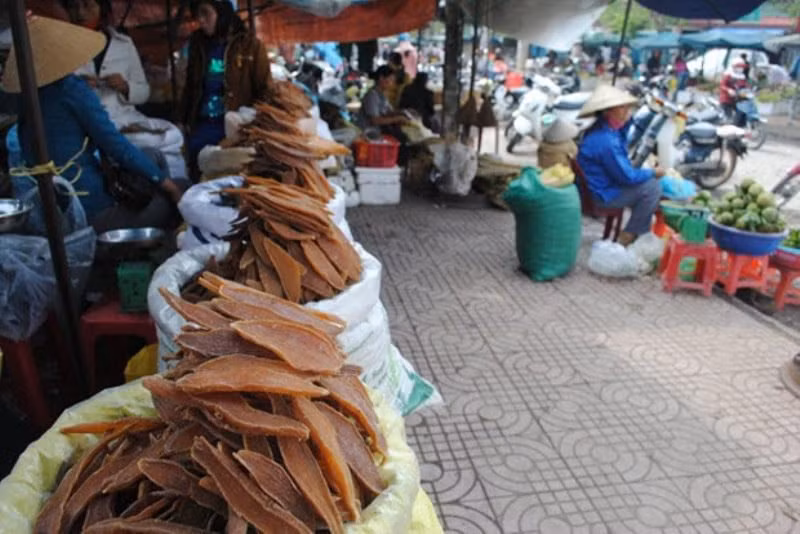 Khoai deo: Khoai deo (hay còn gọi là sâm đất) - một món ăn dân dã, bổ dưỡng và không hóa chất bảo quản của người Quảng Bình. Khoai deo thường được chế biến từ loại khoai lang đỏ trồng trên đất thịt, sau khi luộc xong sẽ cắt thành từng lát và phơi khô khoảng 10 đến 12 nắng. Khi thưởng thức, bạn nên nhấm nháp từ từ để tận hưởng vị ngọt bùi nguyên chất của khoai. Ảnh: Internet.