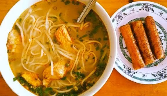 Bánh canh Quảng Bình: Ngoài bánh lọc, khi đến Quảng Bình cũng nên thưởng thức món bánh canh (cháo canh). Đây không phải là món ăn kết hợp giữa cháo và canh. Tô cháo canh là kết hợp giữa sợi mỳ cán mỏng, thêm chút thịt nạc, cá lóc, tôm kèm hành, ngò cắt nhỏ thơm lừng khi vừa bê ra cuốn hút bất cứ thực khách nào. Món ăn này càng hấp dẫn khi bạn ăn vào tiết trời mưa phùn, gió lạnh. Ảnh: Internet.