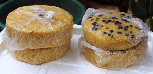 Cơm bồi: Người Minh Hóa ở Quảng Bình có món cơm bồi dẻo, thơm đặc trưng mà không nơi nào có được. Nguyên liệu dùng để chế biến cơm bồi là ngô hạt (sậu), lúa (thóc) và có thêm cả sắn gạo. Ngô hạt được ngâm vào nước sôi khoảng 2-3 tiếng đồng hồ rồi vớt ra cho ráo, bỏ vào cối giã, dần lấy bột, thấm nước lã, nhồi kỹ, đánh tơi ra, bỏ vào nghè hông (chõ đồ). Cơm bồi khi đồ chín thường được cho vào khuôn đóng thành miếng cơm để mang đi xa ăn. Ảnh: GĐ&amp;XH.