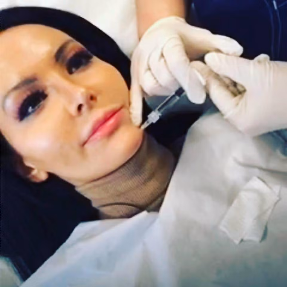 Star cho biết cô làm việc tại một câu lạc bộ khiêu vũ và cô kiếm được khoảng 6.000 bảng mỗi tuần. Cô luôn cảm thấy vòng một của mình quá phẳng nên quyết định thực hiện 3 lần phẫu thuật tăng kích cỡ. Ảnh: Thesun.