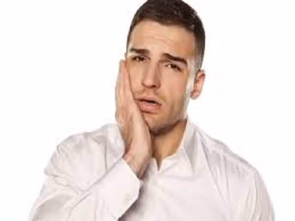 5. Hỗ trợ điều trị đau răng: Ăn lá ổi điều trị bệnh nướu răng và đau răng nhờ tính chống viêm. Chúng cũng chữa cả viêm họng và các vết loét miệng. Ảnh: Boldsky.