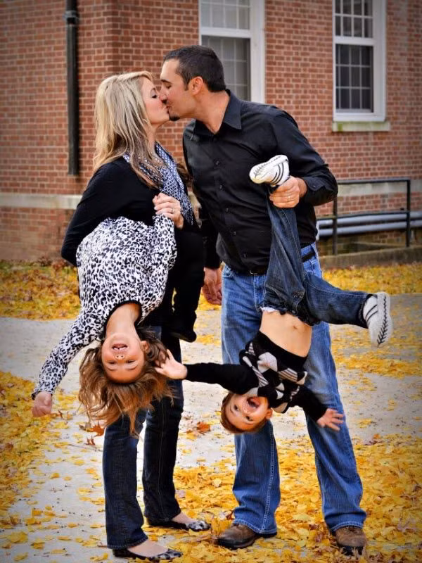 "Bố mẹ đang làm gì vậy?" Ảnh: Pinterest.