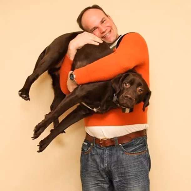 Quý ông này dành trọn tình yêu cho chú chó cưng. Ảnh: List25.