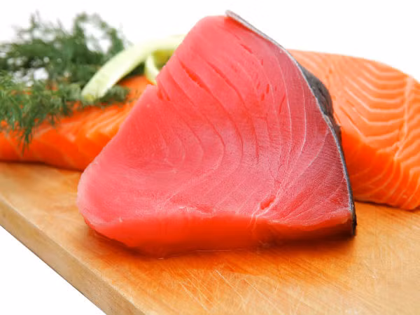 2. Cá ngừ: Cá ngừ được coi là một trong những loại thực phẩm lành mạnh không nên ăn thường xuyên. Tuy nhiên, do hàm lượng thuỷ ngân cao, bạn không nên ăn chúng hàng ngày, đặc biệt nếu bạn đang cho con bú hoặc đang mang thai. Ngộ độc thủy ngân có thể gây ra vấn đề về thị giác và suy nhược cơ. Ảnh: Boldsky.