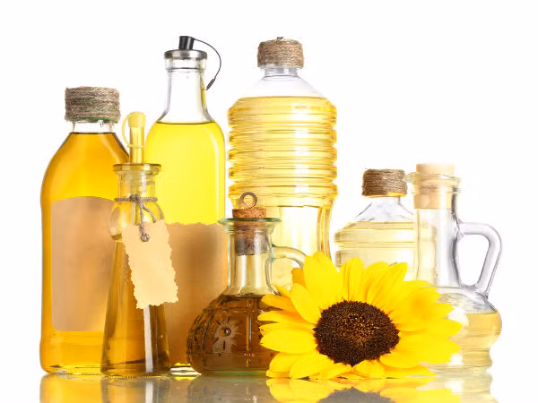 7. Dầu thực vật: Dầu thực vật là một trong những loại dầu lành mạnh mà bạn không nên ăn thường xuyên. Dầu thực vật như dầu hạt cải rất dễ bốc cháy khi nấu và điều này không hề tốt cho sức khỏe. Ảnh: Boldsky.