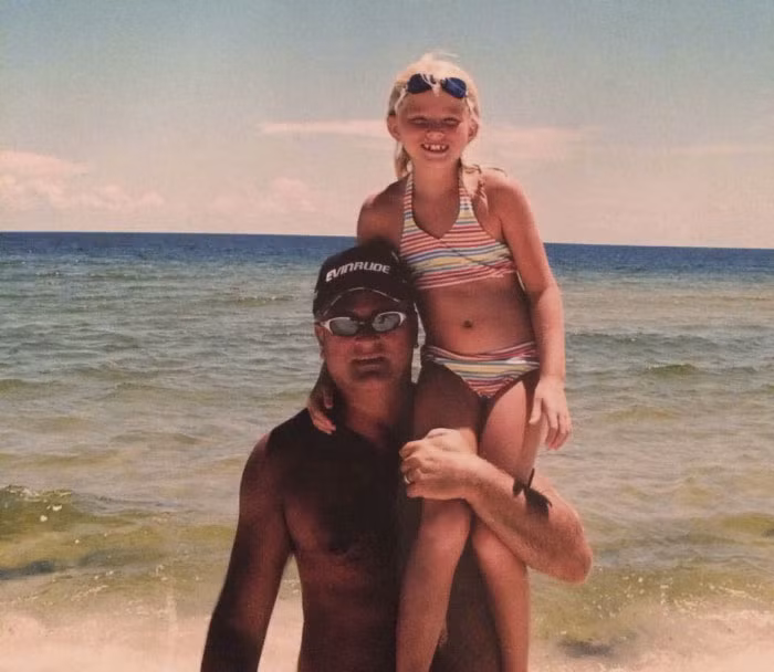 Bailey và bố chụp khi cô còn nhỏ. Ảnh: Twitter.