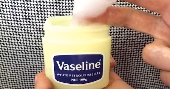 3 cach dung vaseline tri nut got chan khong phai ai cung biet