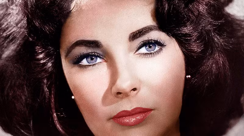 Elizabeth Taylor, một trong những nữ diễn viên nổi tiếng nhất trên thế giới, có hai lông mi, giúp mắt cô trở nên quyến rũ hơn. Ảnh: BS.