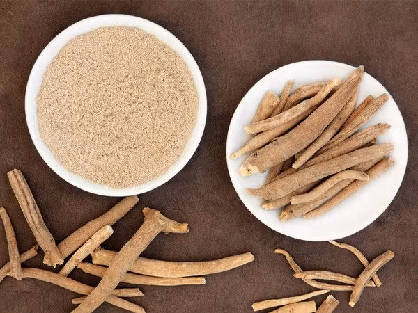 Mè đen + Hạnh nhân + bột nhân sâm và sữa: Bột nhân sâm Ấn Độ (ashwagandha) được biết đến là một thực phẩm giúp tăng chiều cao hiệu quả. Hạt mè đen là một nguồn canxi tốt, giúp duy trì và phát triển sức khoẻ xương. Hạnh nhân giàu canxi, magiê và kali, là những khoáng chất cần thiết cho sự phát triển của xương. Tất cả những thành phần này kết hợp với sữa chắc chắn sẽ làm tăng chiều cao nhanh chóng. Trộn một thìa bột ashwagandha, bột hạnh nhân và mè đen với sữa ấm và uống nó mỗi đêm trước khi đi ngủ. Ảnh: Boldsky.