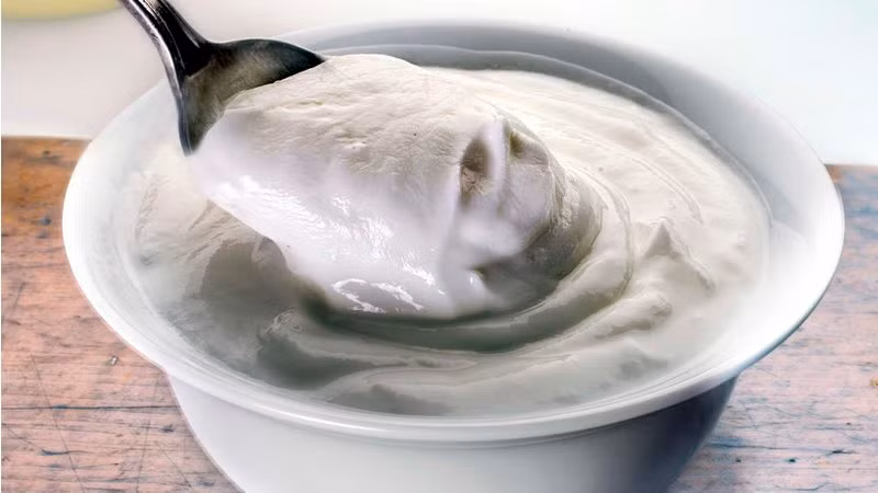 Sữa chua không béo hoặc ít chất béo là nguồn đạm chất lượng cao và nhiều chất dinh dưỡng thiết yếu như canxi và kali. Đây là một trong những thực phẩm bổ dưỡng không thể thiếu trong bếp dịp năm mới. Ảnh: Getty.