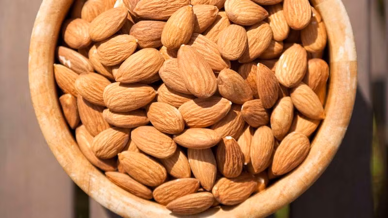 Các loại quả hạch như hạnh nhân, hạt điều, quả óc chó, hạt dẻ cười…rất tốt cho sức khỏe vì chúng có hàm lượng chất béo tốt cho tim và cung cấp các chất dinh dưỡng như vitamin B và E, magiê và chất xơ. Ảnh: Getty.