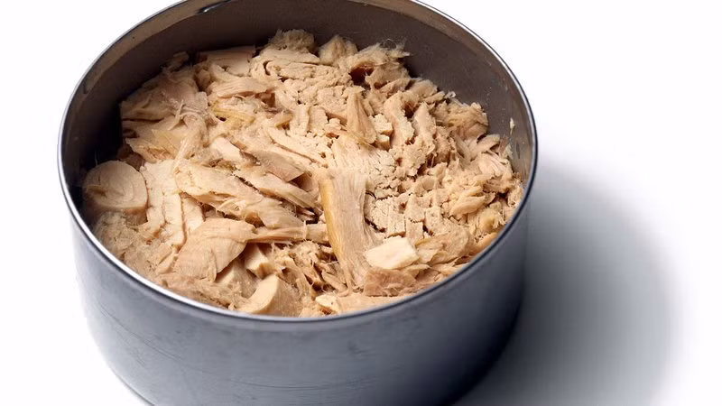 Món cá ngừ hay cá hồi chứa nhiều axit béo omega-3 giúp bảo vệ trái tim, tăng cường trí não, cải thiện tâm trạng, duy trì thị lực và giữ cho các khớp nối linh hoạt. Ảnh: Getty.