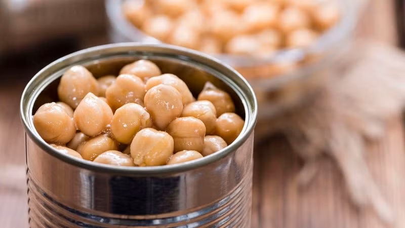 Đậu đóng hộp là một trong những món ăn bổ dưỡng và tiện lợi nhất để chứa trong nhà bếp lành mạnh của bạn. Đậu có nhiều chất xơ, protein, chất chống oxy hoá, kali và sắt. Nghiên cứu cho thấy rằng ăn đậu có thể giúp bạn giữ eo thon và giảm nguy cơ mắc bệnh tim. Ảnh: Getty.