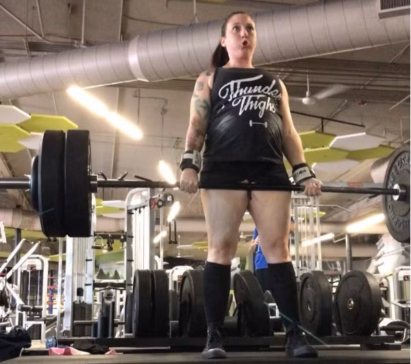 Là một huấn luyện viên thể hình, Sarah thường xuyên có những bài tập nặng nề. Ảnh: Instagram.