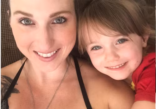 Sarah là một bà mẹ đơn thân và cô đã có một cô con gái xinh đẹp. Ảnh: Instagram.