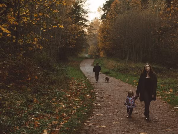 Việc đi dạo ngoài trời giúp bạn hít thở không khí trong lành và hấp thụ ánh sáng mặt trời nhằm chống lại căn bệnh này. Ảnh: Boldsky.