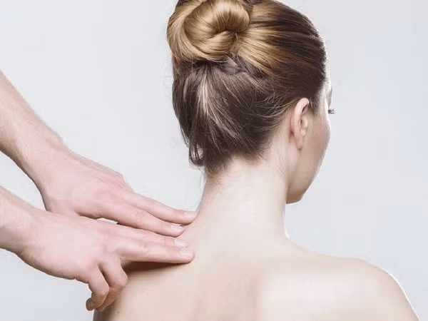 Nhiều bác sĩ đang đề xuất châm cứu để trị trầm cảm sau sinh nhằm giúp giảm căng thẳng, cân bằng hoocmon và giảm bớt lo lắng sau khi mang thai. Ảnh: Boldsky.