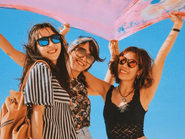 Để trị bệnh, bạn cần dành chút thời gian chất lượng cho chính mình như mặc đẹp đi gặp bạn bè. Ảnh: Boldsky.