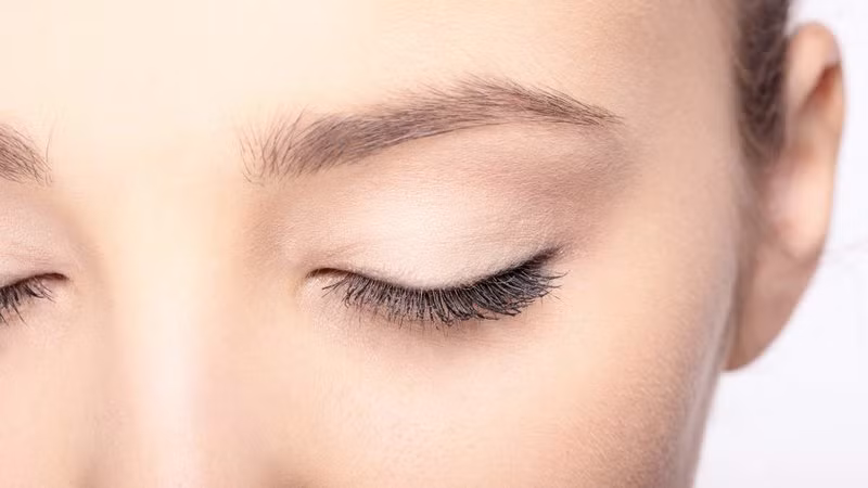 Rối loạn chức năng tuyến dầu: Các tuyến meibomian nằm trong mí mắt và tạo ra thành phần dầu nhờn. Dầu nhờn đó ngăn nước trong nước mắt của chúng ta khỏi bốc hơi. Nếu tuyến meibomian không sản xuất đủ dầu - hoặc không đủ chất lượng của dầu - bạn có thể sẽ bị khô mắt. Khi bị khô mắt, bạn dễ bị chảy nước mắt một cách vô thức. Ảnh: Getty.