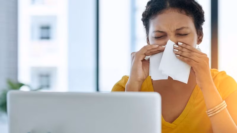 Dị ứng: Tác nhân gây dị ứng có thể khiến mắt bị đỏ và kích thích, dẫn đến chảy nước mắt, nóng rát và ngứa mắt. Nguyên nhân phổ biến nhất gây dị ứng khi ở ngoài trời là cỏ, cây, phấn hoa và cỏ dại. Các tác nhân gây dị ứng phổ biến nhất khi ở trong nhà là lông súc vật, mạt bụi nhà và nấm mốc. Khi bị chảy nước mắt do dị ứng bạn có thể sử dụng thuốc nhỏ mắt kháng histamin. Ảnh: Getty.