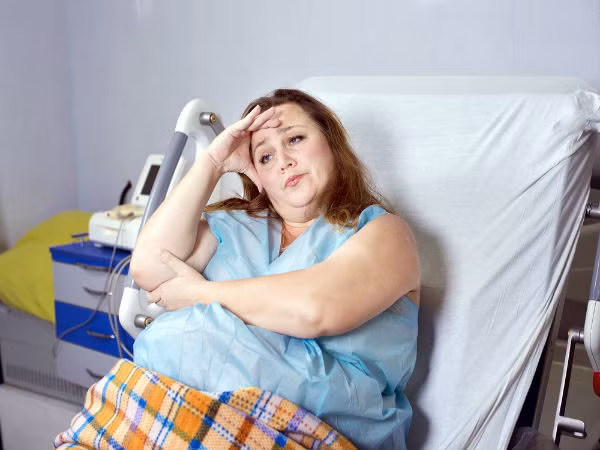 Tăng cân bất thường: Đây có thể là dấu hiệu của tình trạng stress quá mức. Khi một người bị căng thẳng, họ thường thèm muốn thức ăn, đặc biệt là đồ ăn nhanh. Lúc đó, họ cảm thấy rằng ăn uống có thể là một cách để làm lệch tâm trí khỏi áp lực hoặc lo lắng. Tuy nhiên, đối với một số người, căng thẳng cũng có thể khiến họ giảm cân. Một số người thường quên bữa ăn của họ khi quá stress. Ảnh: Boldsky.