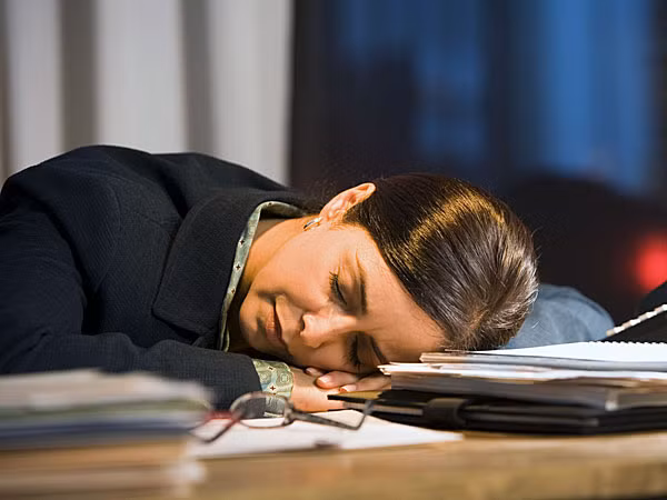 Bạn luôn mệt mỏi: Bạn cảm thấy mệt mỏi suốt cả ngày? Đó là vì hai lý do. Thứ nhất, áp lực làm việc quá nhiều ở nhà và văn phòng và thứ hai là do những đêm không ngủ do kết quả của stress. Vì vậy nếu bạn luôn thấy mệt mỏi cả đêm và suốt cả ngày, bạn phải có một số biện pháp khắc phục. Ảnh: Boldsky.