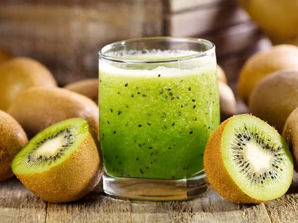10. Nước kiwi: Loại nước ép này cũng chứa nhiều vitamin C và làm tăng số lượng tiểu cầu. Lượng chất chống oxy hóa có trong quả rất cao khi cơ thể chúng ta yêu cầu liều cao hơn khi bị bệnh. Xay nhuyễn 2 quả kiwi thái nhỏ và nước trong máy xay và uống mỗi ngày để tăng lượng tiểu cầu. Ảnh: Boldsky.
