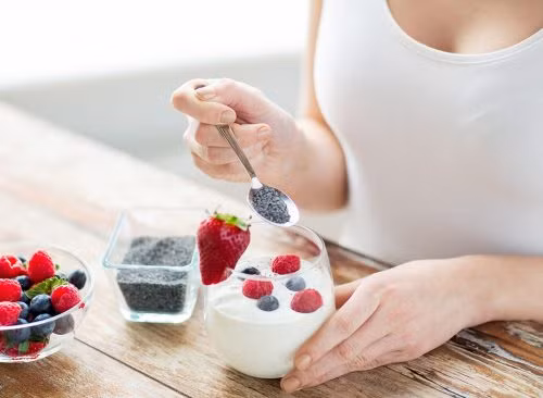 4. Thêm canh và sữa chua trong chế độ ăn uống: Hãy thêm sữa chua vào trong chế độ ăn uống hàng ngày của bạn. Sữa chua giúp bạn giảm cân và thúc đẩy tiêu hóa. Sữa chua giúp ngăn ngừa đầy hơi - vấn đề có thể ảnh hưởng đến dạ dày. Ngoài ra, hãy thêm nhiều loại canh trong chế độ ăn uống của bạn chỉ cần bạn chú ý đến lượng calo phù hợp. Ảnh: Eatthis.