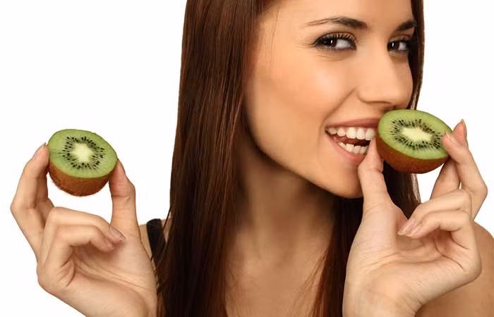 9. Kiwi: Các chất chống oxy hóa có trong trái kiwi đã được chứng minh là có khả năng giúp da săn chắc và làm chậm sự hình thành của các nếp nhăn, giúp khôi phục vẻ đẹp tự nhiên cho làn da của bạn. Vitamin C và E có sẵn trong loại quả này cũng làm giảm sự lão hóa da, giúp làn da khỏe mạnh và bảo vệ da trước những tia cực tím có hại. Ảnh: Shutterstock.