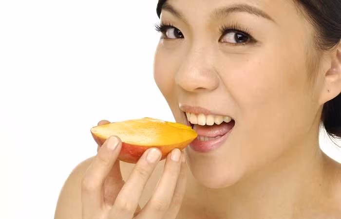 6. Xoài: Đây là một loại trái cây chứa khá nhiều vitamin có lợi cho sức khỏe, trong đó có beta carotene giúp giảm sẹo trên da và làm sáng da. Hơn nữa, xoài còn trị được cả mụn đầu đen trên da, giúp da luôn được sáng mịn. Ảnh: Shutterstock.