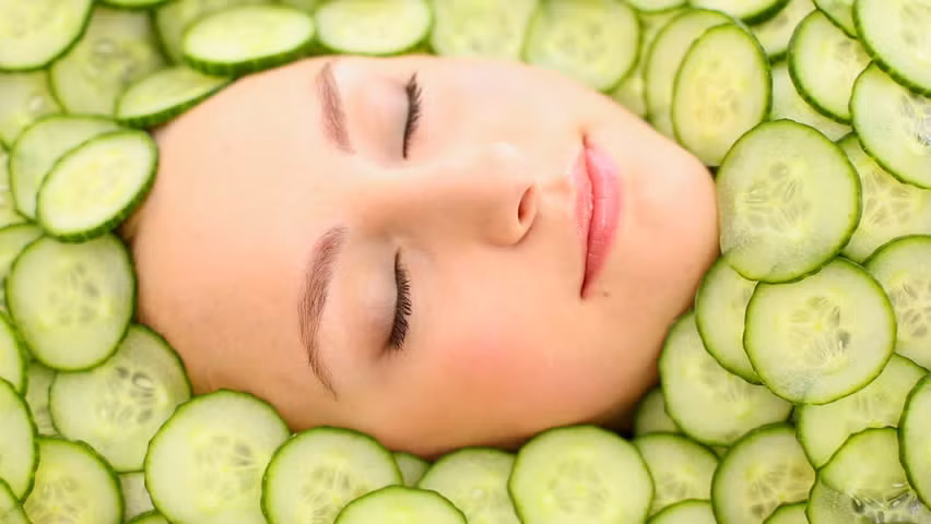 5. Dưa chuột: Giống dưa hấu, dưa chuột cũng có hàm lượng nước rất cao, có tác dụng làm mát cơ thể và có tính chất chống oxy hóa. Dưa chuột cũng rất giàu vitamin K và C và chất xơ. Các nhà khoa học đã phát hiện ra rằng dưa chuột có thể làm trắng da và giảm nếp nhăn. Ảnh: Shutterstock.