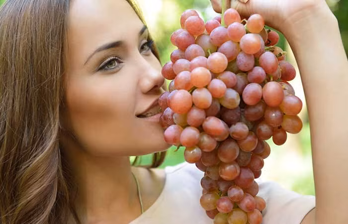 10. Nho: Mangan và vitamin C trong nho giúp chống lại các tia cực tím độc hại, đồng thời các chất chống oxy hóa sẽ chống lại các gốc tự do làm tổn thương làn da. Ảnh: Shutterstock.