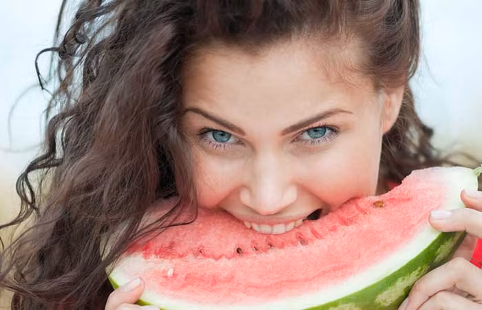 4. Dưa hấu: Chứa các loại vitamin quan trọng, dưa hấu cung cấp một giá trị dinh dưỡng tuyệt vời giúp ngăn ngừa nếp nhăn và tránh việc da bị xỉn màu. Ăn một miếng dưa hấu đồng nghĩa với việc bạn đang cung cấp cho da những vitamin chống oxy hóa thiếu yếu như vitamin A, B, C, kẽm... Ảnh: Shutterstock.