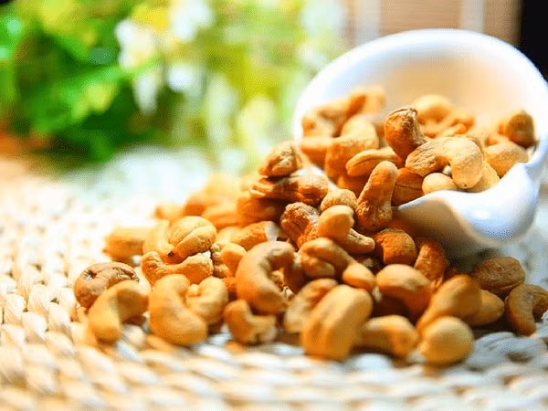 Hạt điều chứa acid anacardic, giúp cải thiện sự nhạy cảm với insulin và giúp ngăn ngừa chứng viêm mãn tính. Loại hạt này cũng giàu chất khoáng như kẽm, selen và đồng. Ảnh: Boldsky.