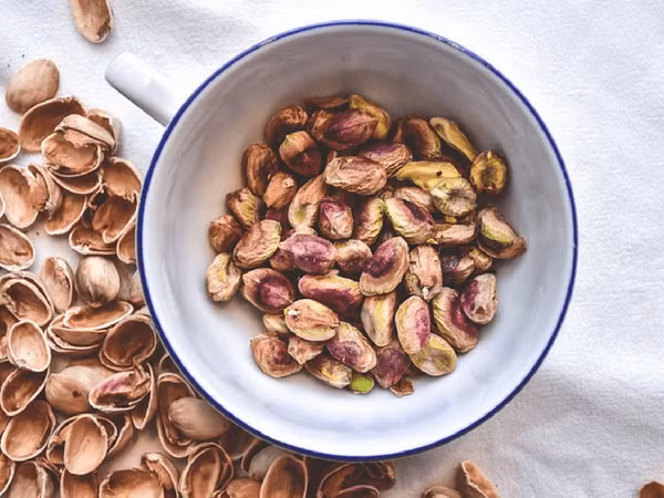 Hạt dẻ cười giàu kali, vitamin B6, đồng và mangan. Loại hạt tốt cho sức khỏe này giúp giảm lượng đường trong máu và hỗ trợ giảm cân. Ảnh: Boldsky.