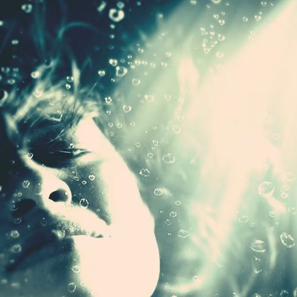 Đuối nước: Khoảng 360.000 người chết vì đuối nước trên thế giới mỗi năm. Thông thường, trẻ em có nhiều cơ hội tiếp xúc với nước có nguy cơ cao nhất. Con người không thể thở bằng nước. Vì vậy, khi nước làm đầy phổi, chúng ta sẽ từ từ bị ngạt nước. Cái chết khủng khiếp này diễn ra rất từ từ, đau đớn và đáng sợ. Ảnh: WHO.