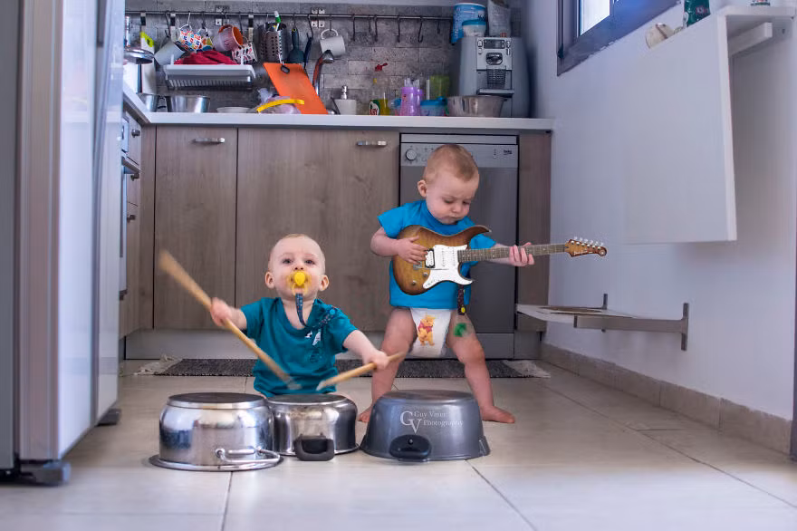 Anh hát em đàn, cả nhà thật rộn ràng. Ảnh: Facebook.