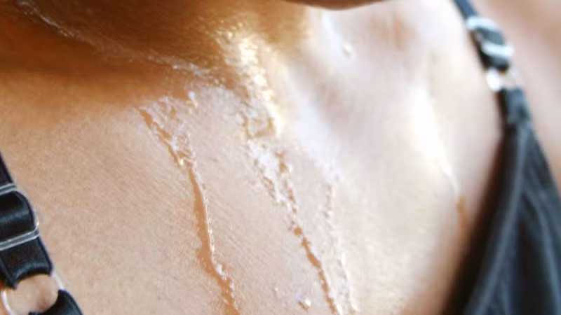 Thể dục ngoài trời: Theo một nghiên cứu đăng trên tạp chí Gait &amp; Posture, tập dưới ánh nắng mặt trời có thể giúp bạn đốt cháy nhiều calo hơn. Các nhà nghiên cứu nhận thấy người ta có xu hướng chạy chậm hơn khi tập trên máy chạy bộ. Cô em út Kendall cũng là một người yêu thích vận động ngoài trời. Ảnh: Getty.