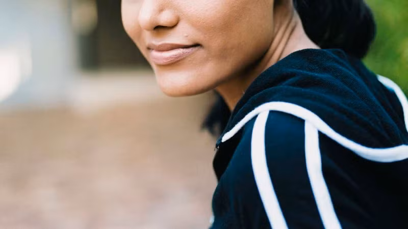 Mặc quần áo phòng tắm hơi (sauna suit): Kim và Khloé đã sử dụng bộ đồ này để đổ mồ hôi nhiều hơn. Sauna suit là quần áo làm từ nilon PVC được thiết kế để giữ nhiệt, tăng ra mồ hôi. Rất nhiều người nổi tiếng ưa chuộng phương pháp này nhưng các chuyên gia thể dục thì không ủng hộ. Họ cho rằng đây chỉ là biện pháp giảm lượng nước tạm thời và bạn có thể ngất do mất nước. Ảnh: Getty.