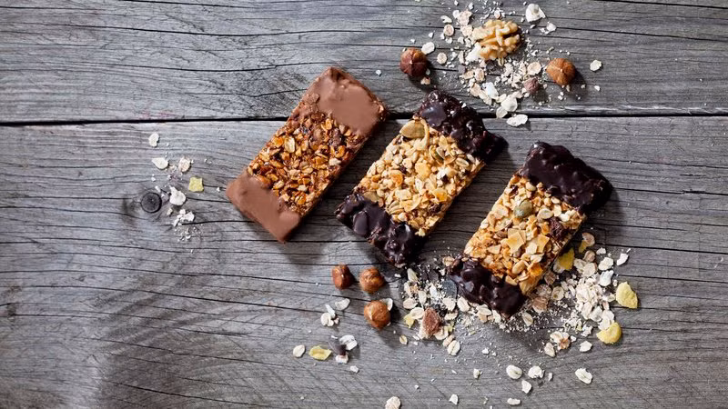 Chọn đồ ăn vặt lành mạnh: Nhà Kardashian nói không với những đồ ăn vặt không tốt cho sức khỏe như bim bim, kẹo, đồ đóng gói. Cô em Khloé nói với People: "Tất nhiên tôi thích một chiếc bánh quy hơn là một bát rau rồi, nhưng tôi để sẵn đồ ăn lành mạnh bên cạnh và tạo thành thói quen cho mình”. Một trong những món ăn vặt ít béo và giàu protein mà Kim và Kylie ưa thích là bơ lạc và bơ hạnh nhân. Ảnh: Getty.