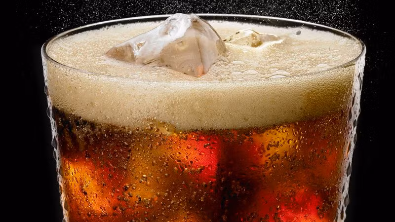 Không uống đồ có gas: Kourtney cho hay rằng cô phải uống đến một tấn nước lọc mỗi ngày và tuyệt đối nói không với đồ có gas, chị gái cô thậm chí còn không cho phép chai coca nào hiện diện trong nhà, kể cả coca dành cho người ăn kiêng. Ảnh: Getty.