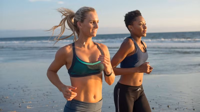 Các chị em thường xuyên tập thể dục cùng nhau: Các chị em nhà Kardashians đã thuê hẳn huấn luyện viên về nhà để tập luyện cùng với nhau. Sam Eastwood, người sáng tạo ra chương trình nổi tiếng Get Set Body, cho hay: "Có một người bạn cùng tập thể dục giúp bạn chăm chỉ hơn”. Ảnh: Getty.