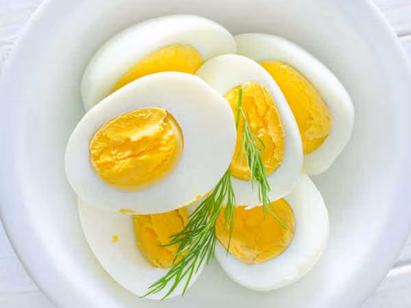 Trứng: Hàm lượng protein trong trứng khá cao nên được xếp ngay vào danh sách những loại thực phẩm làm tăng kích thước vòng 3 đầu tiên. Chất đạm của trứng sẽ phát huy tác dụng khi bạn ăn và kết hợp cùng các bài tập squat để tăng kích cỡ. Tuy nhiên, bạn chỉ nên bổ sung khoảng 4 - 5 quả một tuần vì trứng cũng chứa khá nhiều cholesterol không tốt cho tim mạch. Ảnh: Boldsky.