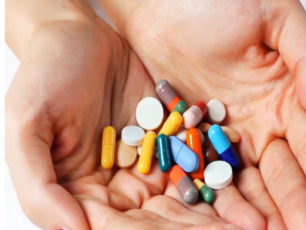 9. Lạm dụng thuốc giảm đau: Một số loại thuốc được sử dụng để điều trị đau và đau nhức chứa các hóa chất nguy hiểm có thể dẫn đến nhiều biến chứng. Một trong những phản ứng phụ của những triệu chứng này là tổn thương thận và gan nặng. Ảnh: Boldsky.