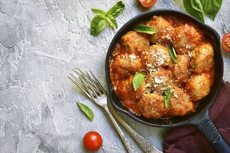 Thêm rau bina vào thịt: Cho dù bạn đang làm thịt viên hoặc bánh mì kẹp thịt, hãy trộn một số lá rau bina vào thịt của bạn để thêm một số vitamin và khoáng chất bao gồm canxi. Hay khi xào thịt bò, gà tây gần chín, bạn có thể bỏ thêm một ít lá rau bina vào chảo và cho đến khi lá rau mềm và ngót đi. Ảnh: Shutterstock.