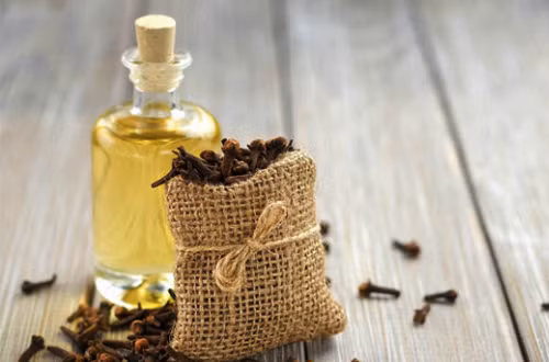 13. Dầu đinh hương: Dầu đinh hương cũng có khả năng tiêu diệt vi khuẩn, làm long các mảng bám và đặc biệt là bảo vệ sức khỏe cho nướu. Do vậy, khi đánh răng bạn có thể thêm vài giọt dầu đinh hương vào trong kem và thực hiện bước đánh răng như thường lệ. Sau một thời gian, bạn sẽ nhận thấy sự đổi khác từ màu răng sáng. Ảnh: Internet.