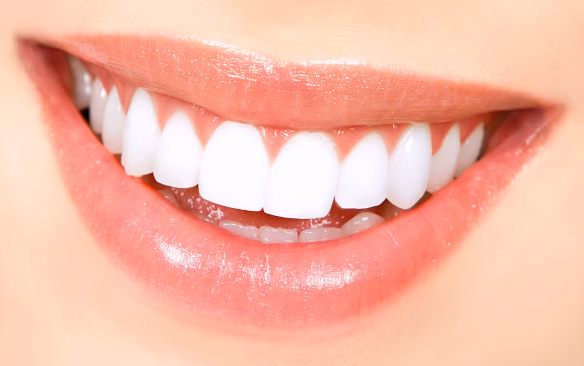 15. Dấm và muối: Pha lẫn dấm, nước, muối với nhau, ngậm từ 1 – 3 phút trong miệng, sau đó đánh răng như bình thường. Hỗn hợp này cũng có tác dụng rõ rệt trong việc loại bỏ cao răng, các vi khuẩn có hại và hơi thở không thơm tho. Ảnh: Internet.