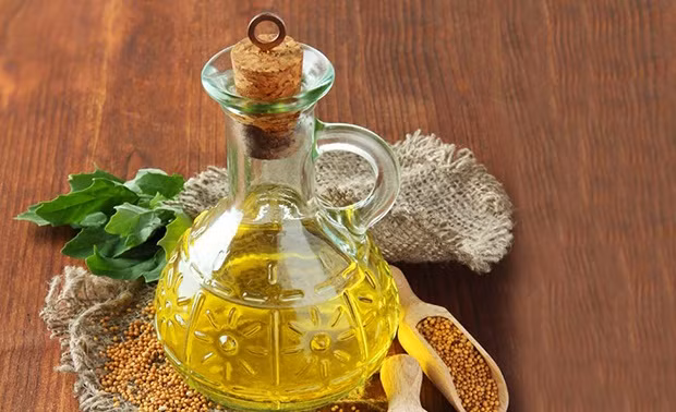 12. Dầu mù tạt: Dầu mù tạt cũng có thể được sử dụng như một chất xúc tác làm long các mảng bám và tiêu diệt vi khuẩn trên hàm răng. Trộn một ít dầu mù tạt với ít muối rồi sử dụng chúng để chà xát lên thân răng và súc miệng sạch với nước ấm là một biện pháp loại bỏ sạch những vết ố vàng trên thân răng. Ảnh: Healthplus.