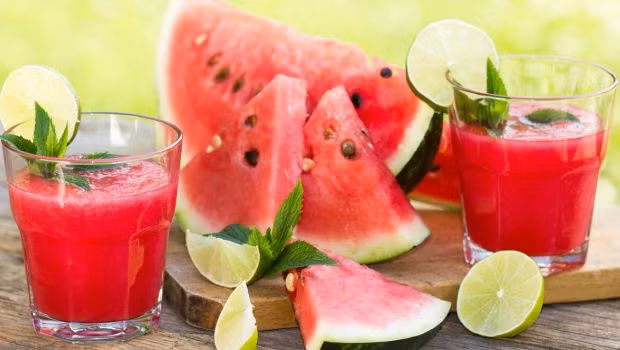 Thực phẩm giàu chất chống oxy hóa như các loại trái cây, rau quả: Các loại trái cây và rau nhiều màu sắc sẽ chứa nhiều chất thống oxy hóa, vitamin C, vitamin A, chất xơ, magie, kali, các enzym tiêu hóa và các hợp chất chống viêm. Một số loại tốt nhất bao gồm rau lá xanh, rau họ cải, hoa quả như dưa hấu, đu đủ, bơ, dứa… Ảnh: NDTV.