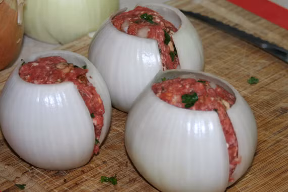 Khi các thành phần này được trộn đều với nhau, bạn nặn từng cục thịt và vo tròn thành các quả bóng lớn sao cho vừa với kích thước của vỏ hành tây. Ảnh: BDT.